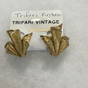 Vintage Trifari CLIP earrings